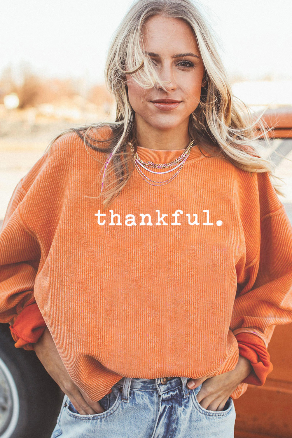 Orangefarbener Thanksgiving-Pullover mit Ribbenausschnitt