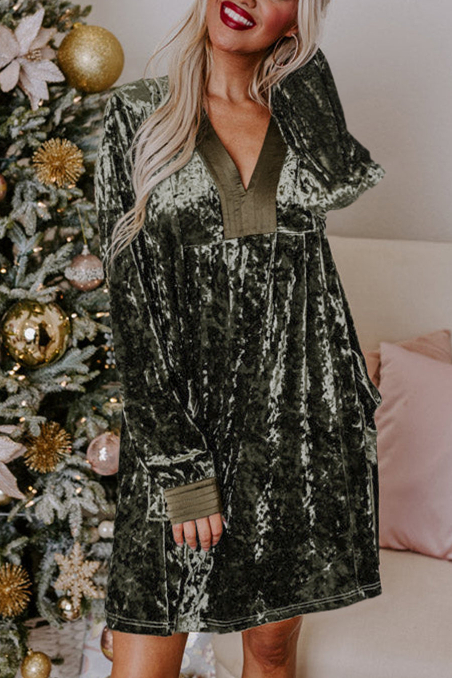 Dschungelgrünes Samtkleid mit langen Ärmeln mit V-Ausschnitt und Taschen