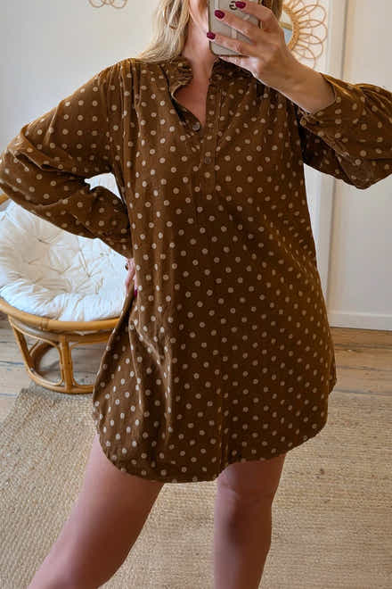 Robe à manches longues à manches longues boutonnée à manches à pois marron