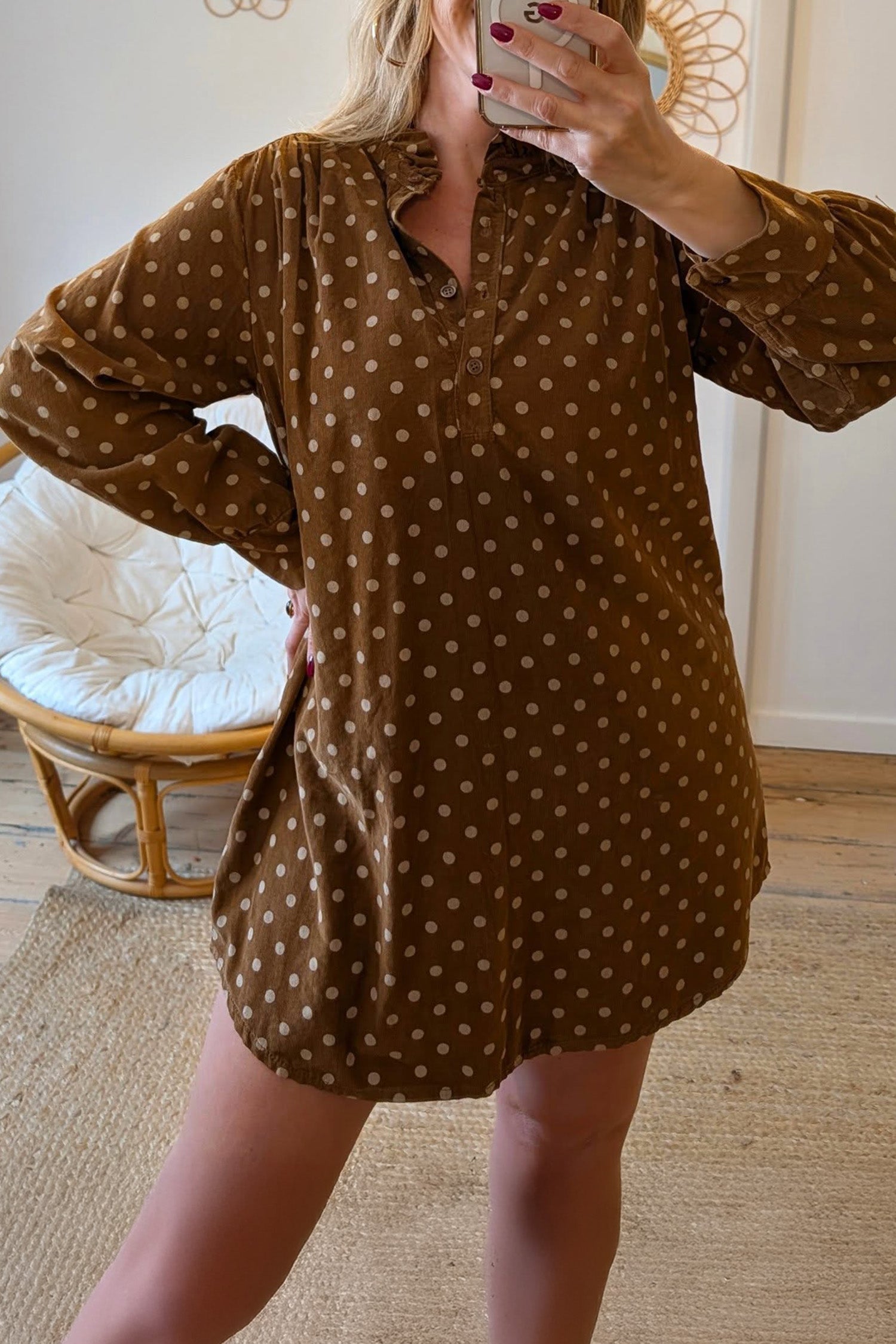 Braunes Kleid mit V-Punkten, langärmligem Knopf-Shift