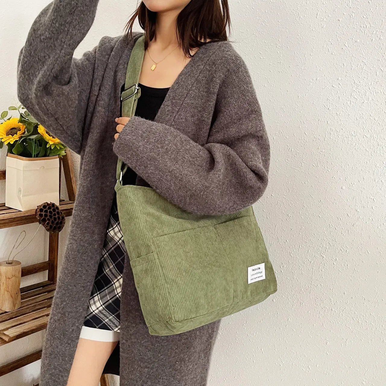 Corduroy Crossbody Messenger Bag - Exklusive Damenmode & Kleidung Kollektion | Redblad Deutschland