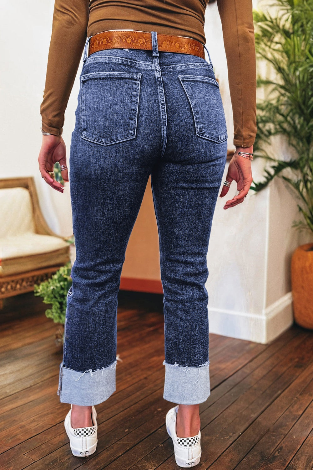 Ægte teal, foldede manchetter med slidte lige jeans med høj talje
