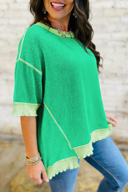 T-shirt verde menta con orlo largo e irregolare a torsione