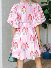 Mini robe à manches évasées à manches évasées à motifs de fleurs roses, cravate à rayures florales et encoche - Miniatuur