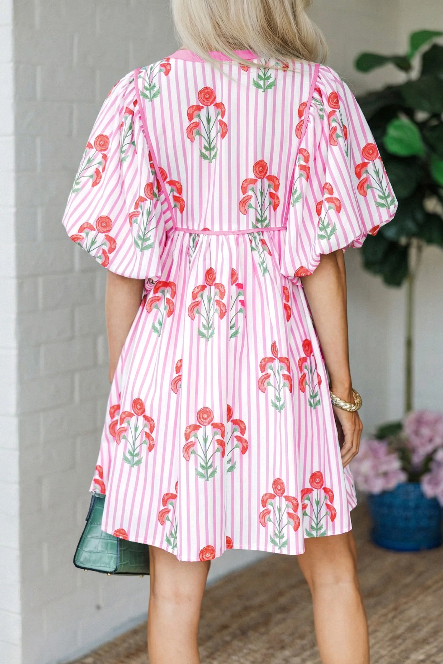 Mini robe à manches évasées à manches évasées à motifs de fleurs roses, cravate à rayures florales et encoche