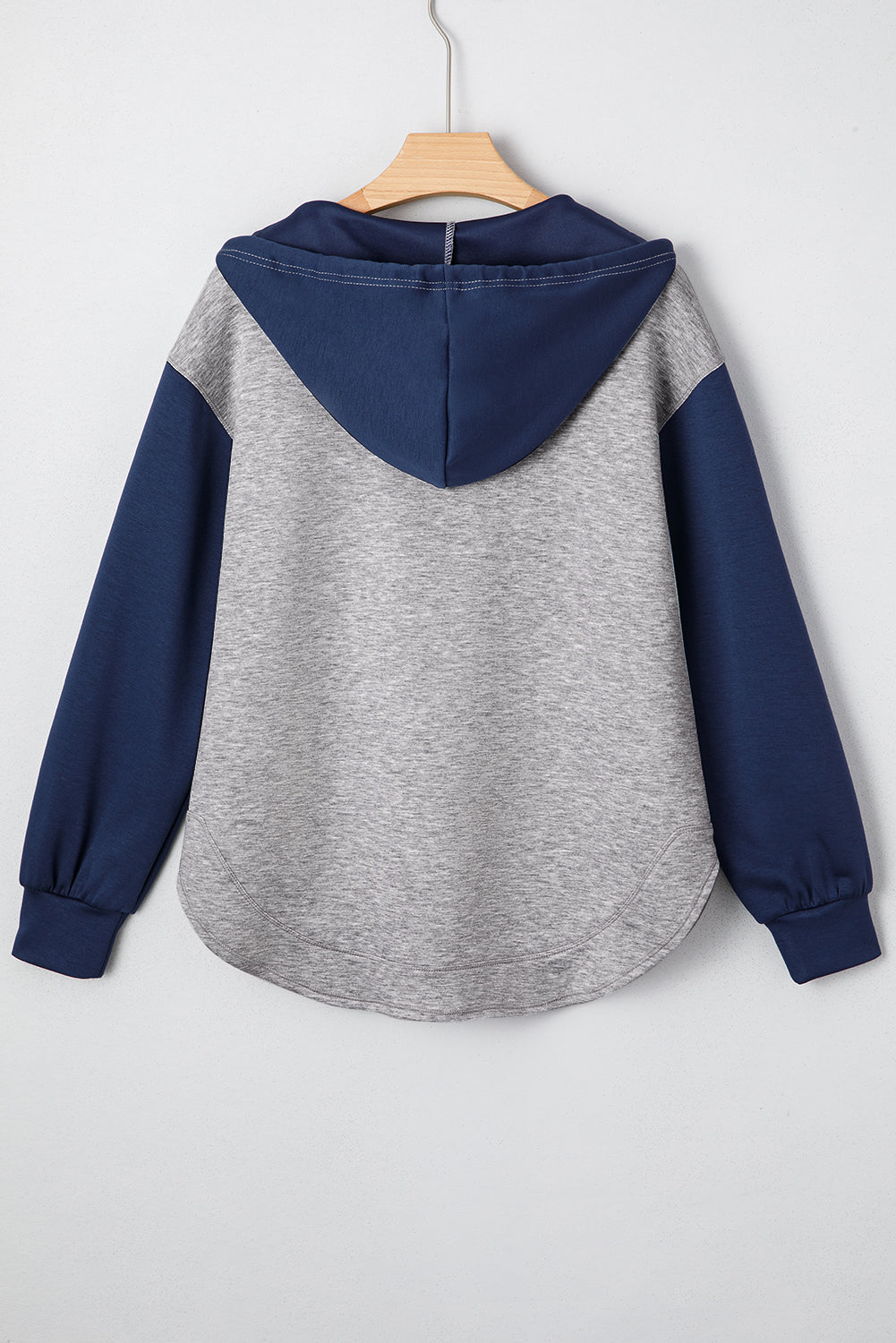 Felpa a blocchi di colore grigio chiaro con patchwork e manico a V