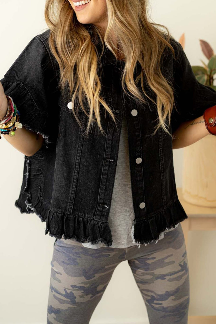 Chaqueta vaquera negra de manga corta con volantes con borde crudo - Damesmode Afbeelding 1