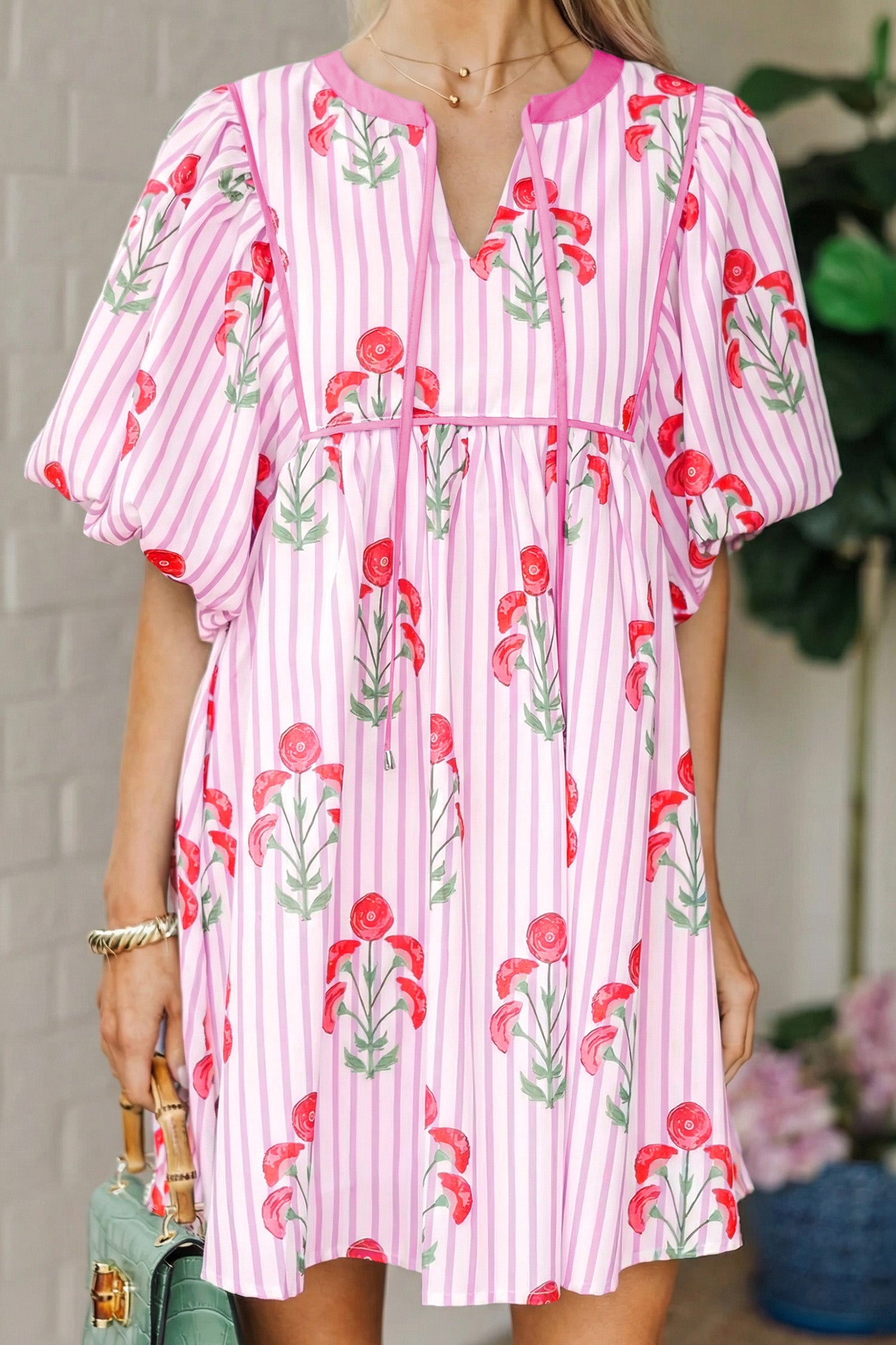 Mini robe à manches évasées à manches évasées à motifs de fleurs roses, cravate à rayures florales et encoche