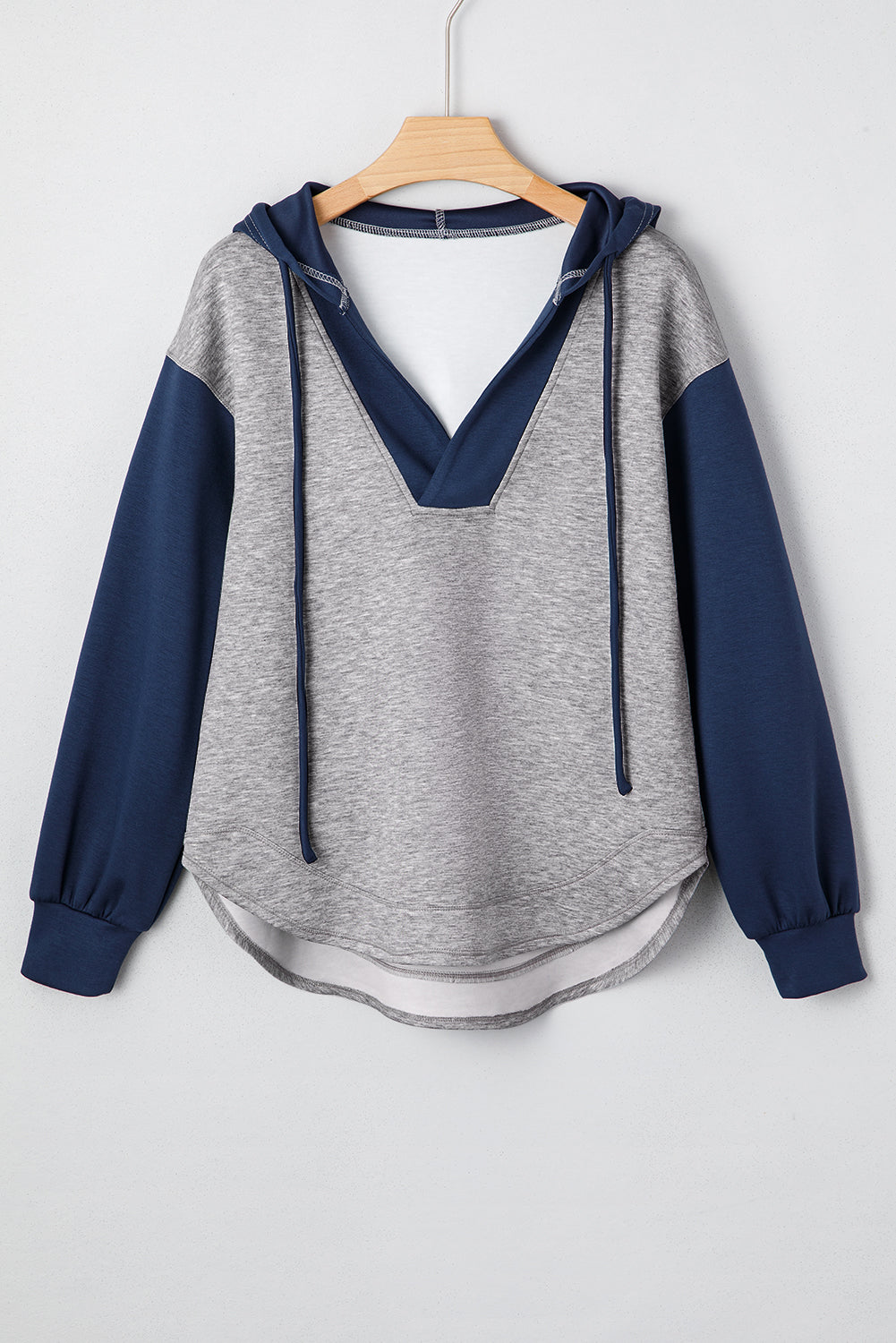 Felpa a blocchi di colore grigio chiaro con patchwork e manico a V