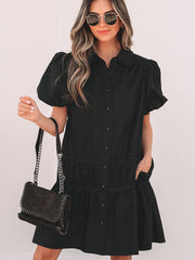 Robe chemise noire style chemise boutonnée, manches bouffantes, ourlet à volants - Image de mode féminine 1 - Miniatuur