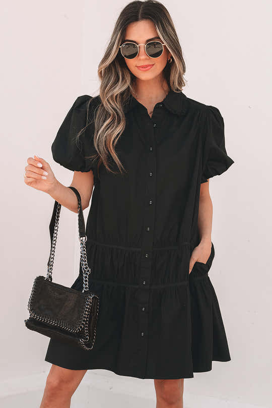 Robe chemise noire style chemise boutonnée, manches bouffantes, ourlet à volants - Image de mode féminine 1