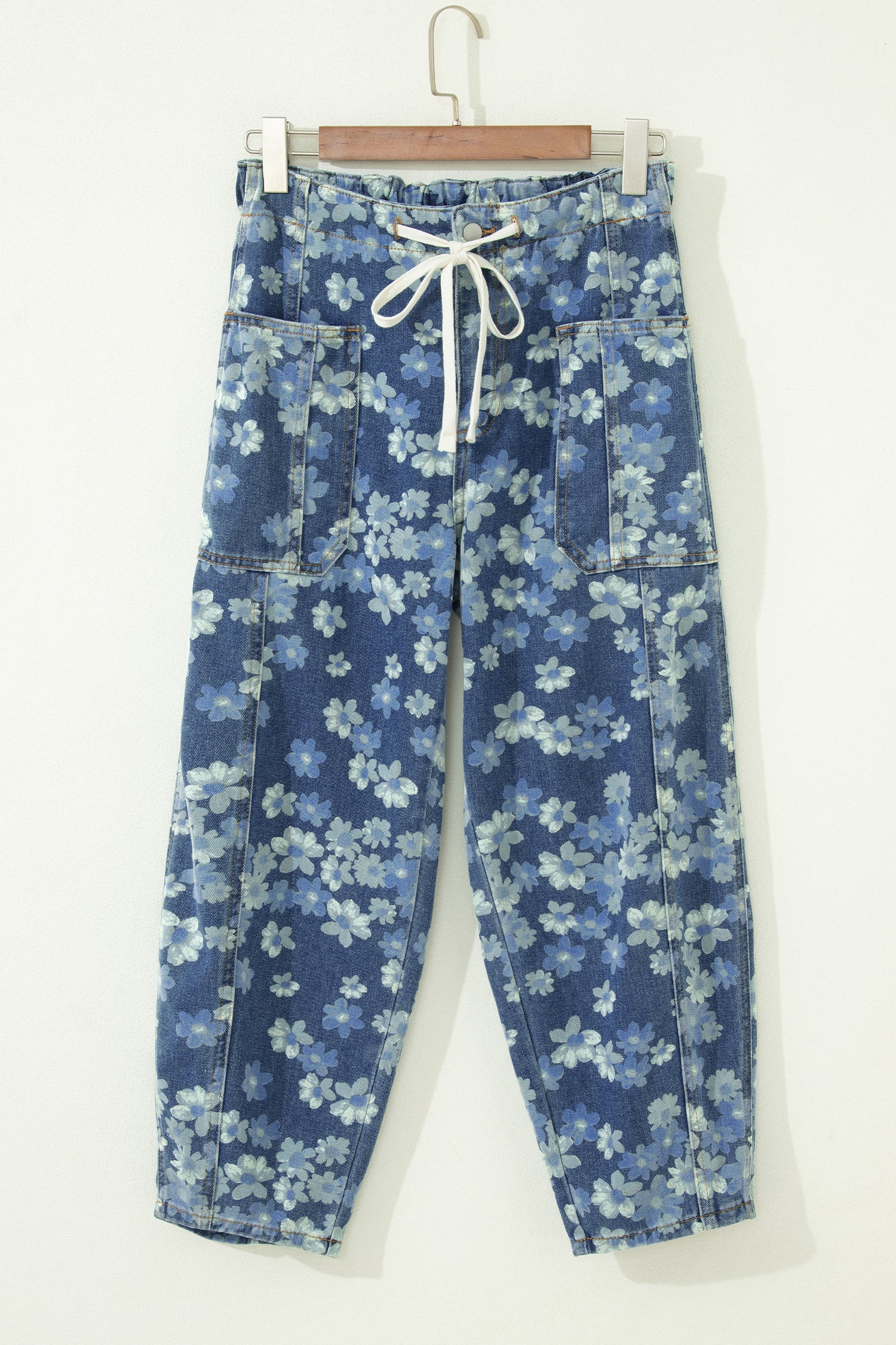 Jeans a botte floreale con stampa floreale azzurro cielo