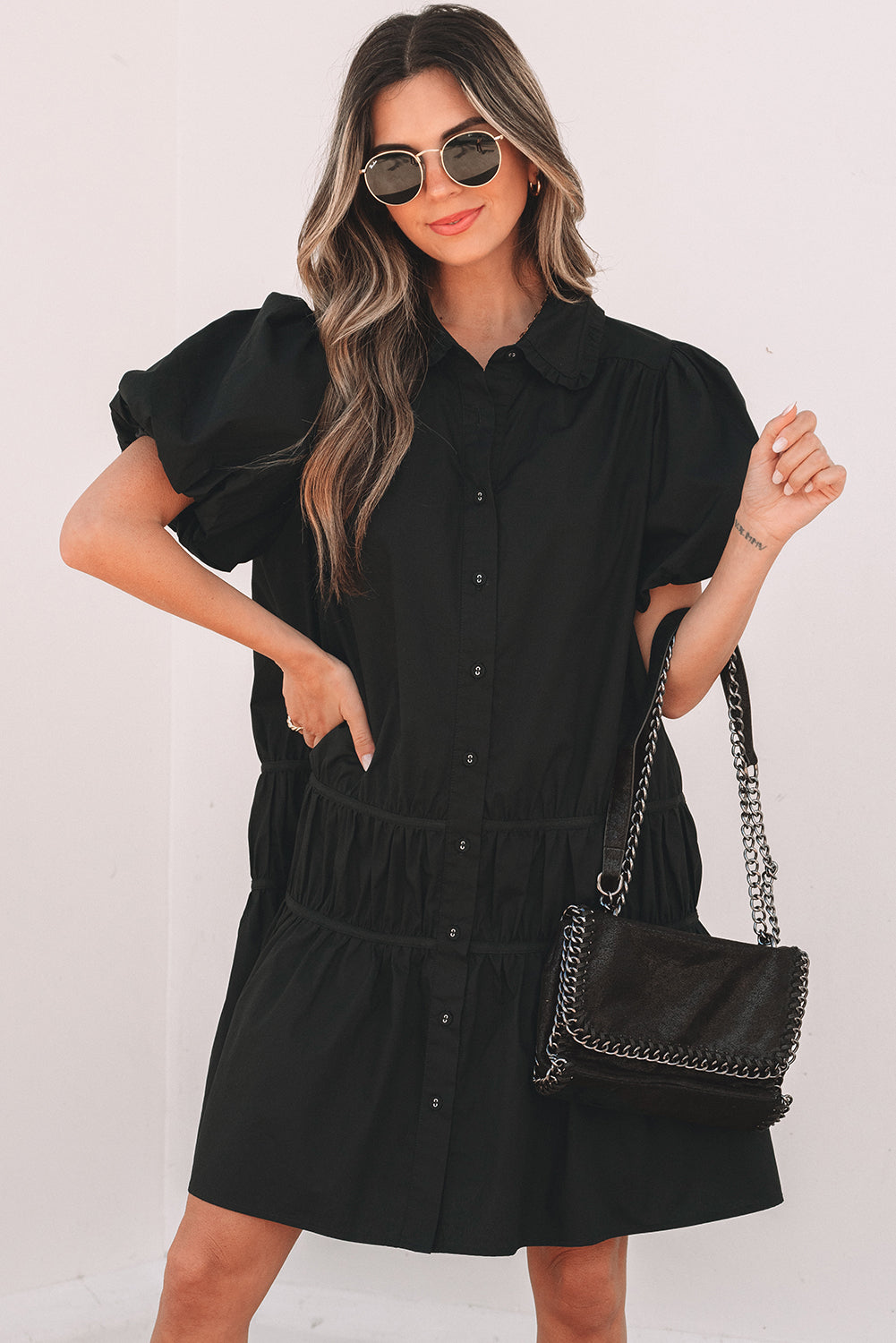 Robe chemise noire style chemise boutonnée, manches bouffantes, ourlet à volants - Image de mode féminine 4