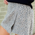 Pantalones cortos vaqueros de vaqueros con estampado de leopardo gris - Foto 3