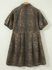 Graues Leopardenmuster-Shortsleeve-Plissierten-Denim-Minikleid - Miniatuur