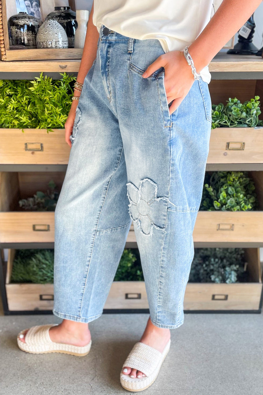 Beau Blue Flower Patched Light Wash Cropped High Waist Barrel Jeans - Damesmode Afbeelding 3