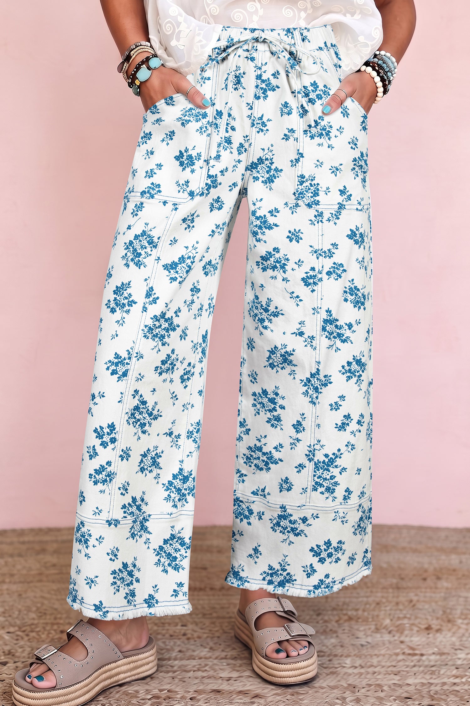 Jeans de cintura direita com estampado floral azul celeste