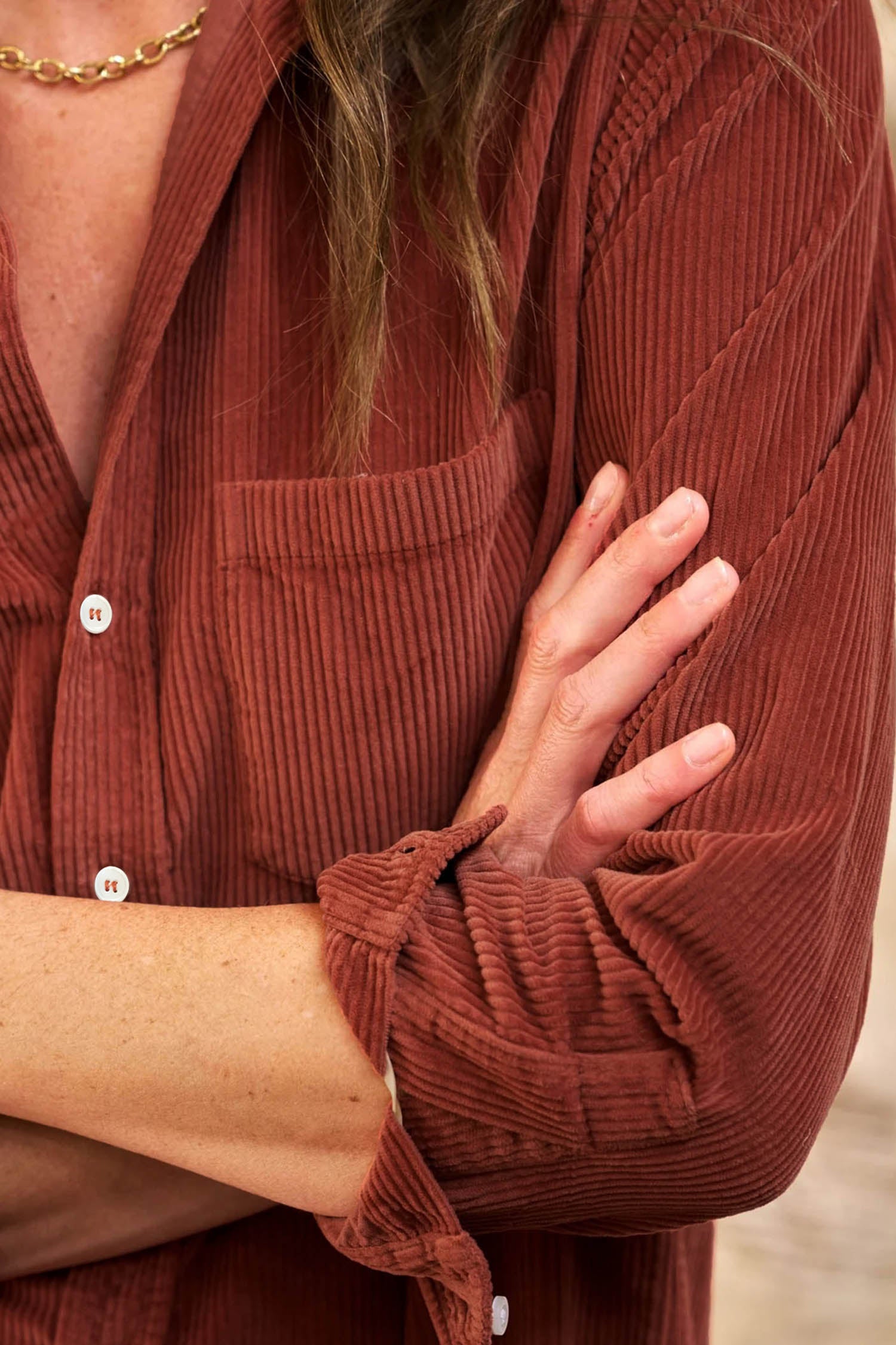 Ton-Langarm-Cordhemd in Midi-Länge einteiliges Kleid mit Knopfen