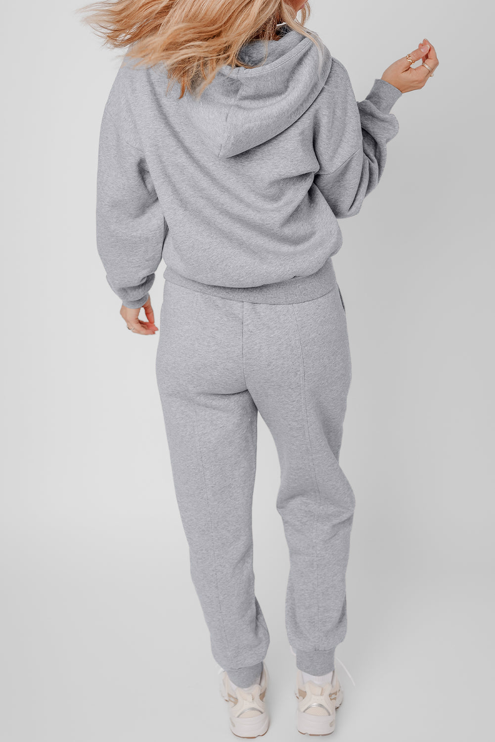 Set di felpe e pantaloni sportivi grigi con cuciture uniche e scoperti