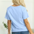 Beau Blue Striped Patch Front Casual Tee - Damesmode Afbeelding 2 - Foto 2