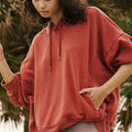 Sudadera de arcilla roja con hombro caído y con cordón ancho y bolsillo - Foto 3