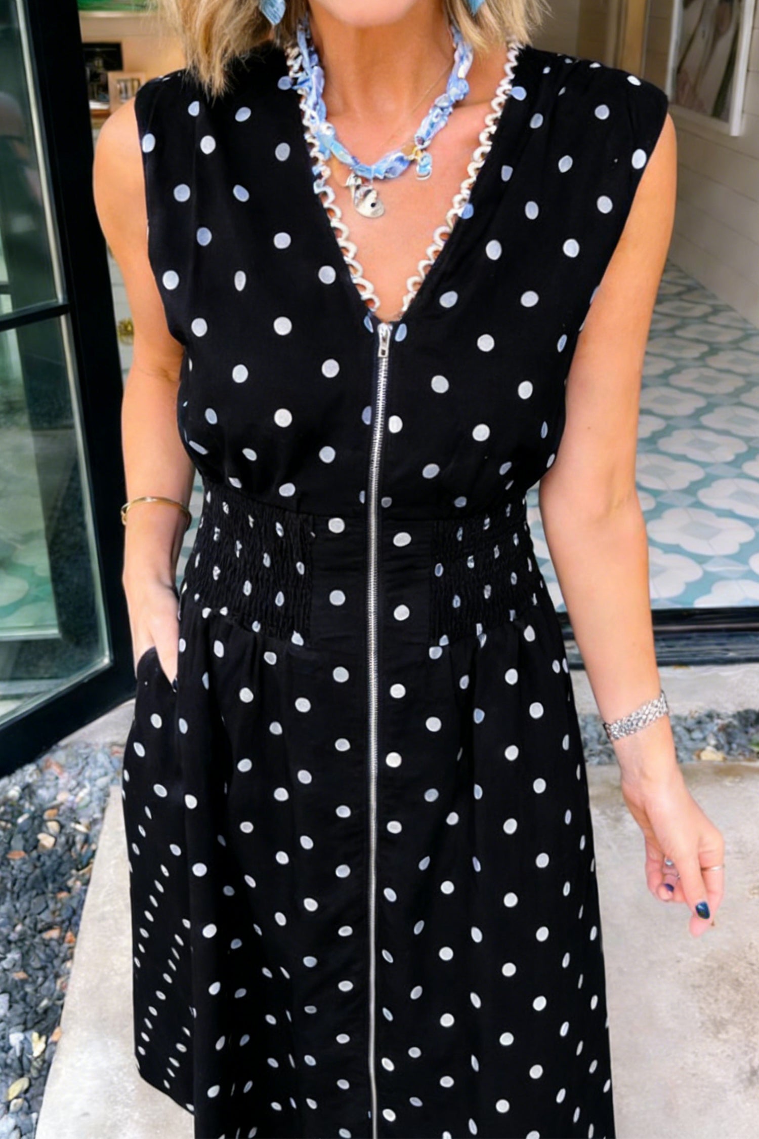 Robe sans manches à pois noire imprimée à pois contrasté, encol en V et fermeture éclair - Damesmode Afbeelding 3