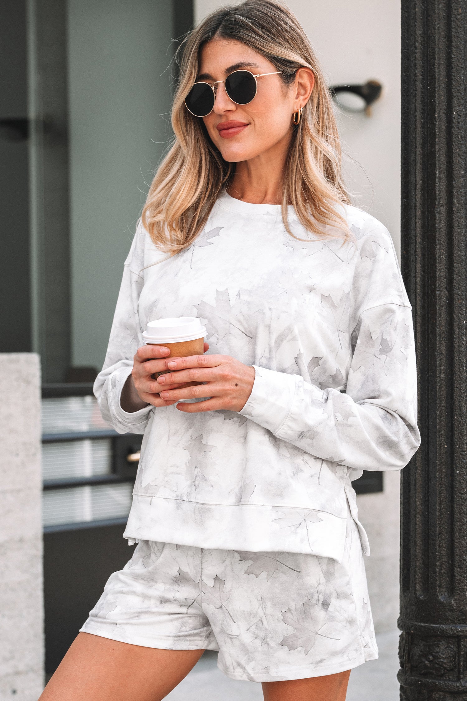 Beige Maple Camo Print Pullover Top and Elastic Waist Casual Short Set - Damesmode Afbeelding 5