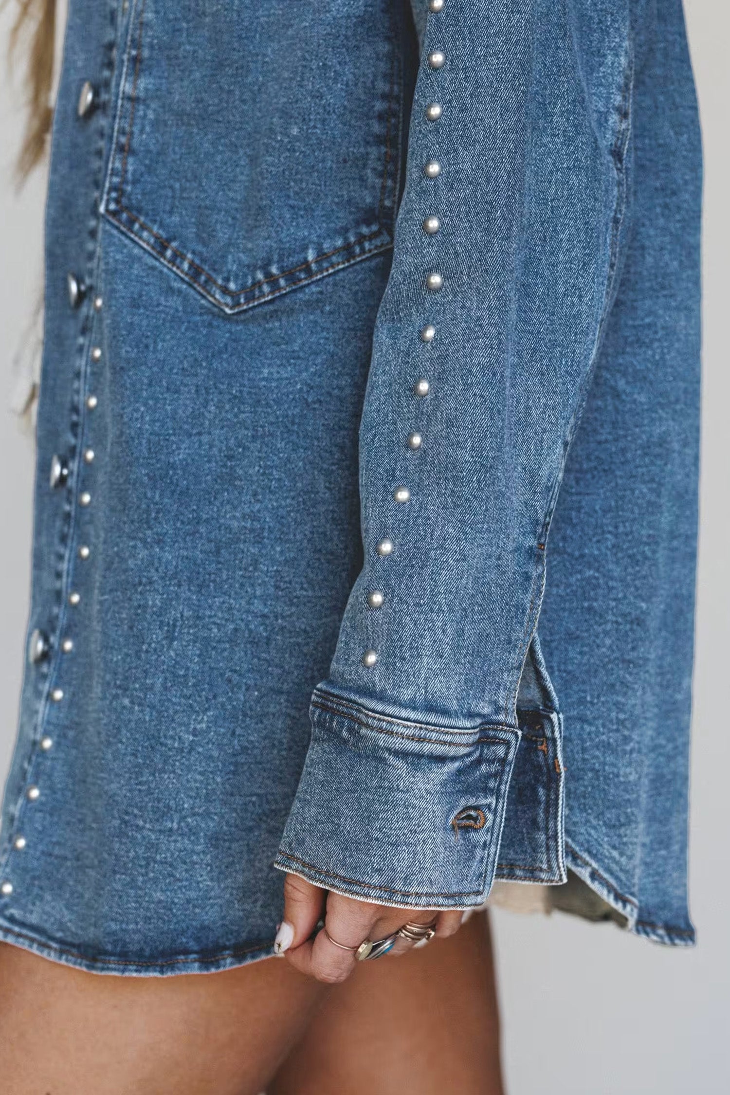 Veste en jean à manches longues à coupe régulière à la coupe régulière avec rivets bleus voiles