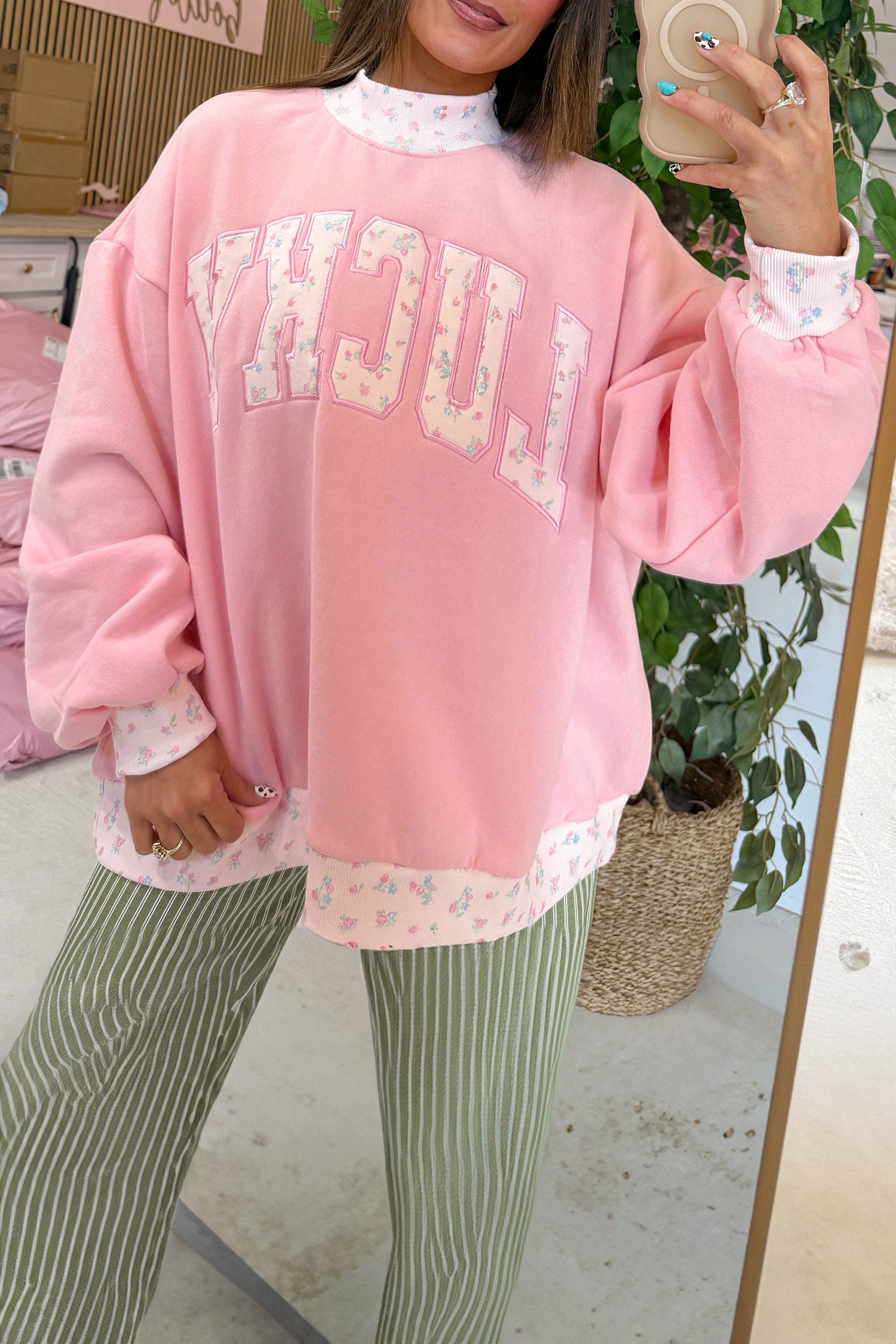 Sweat-shirt à manches longues à broderie florale rose à col haut, écusson floral