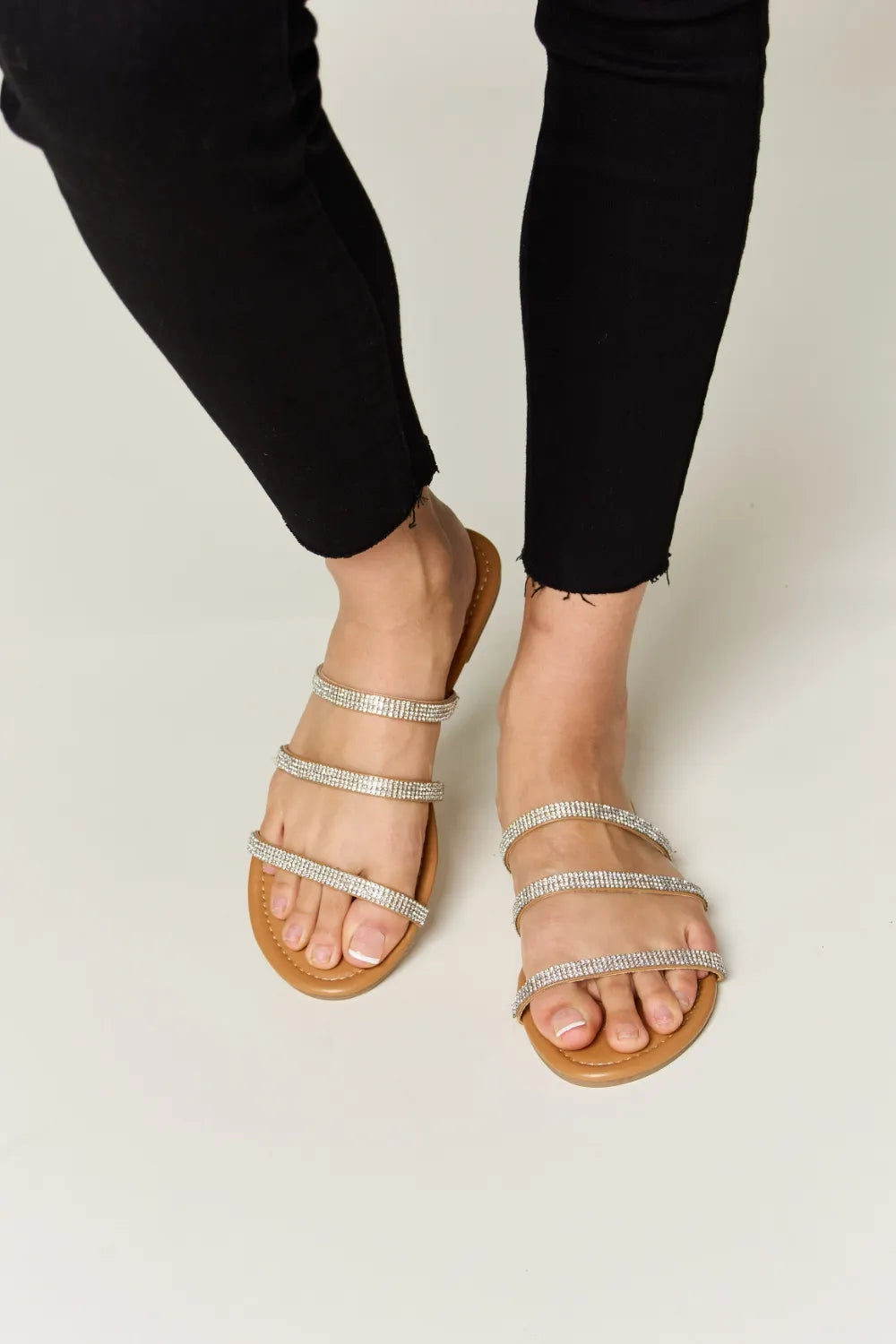 WILD DIVA Rhinestone Three-Strap Flat Sandals - Luxe Damesmode & Kleding Collectie | Redblad Nederland