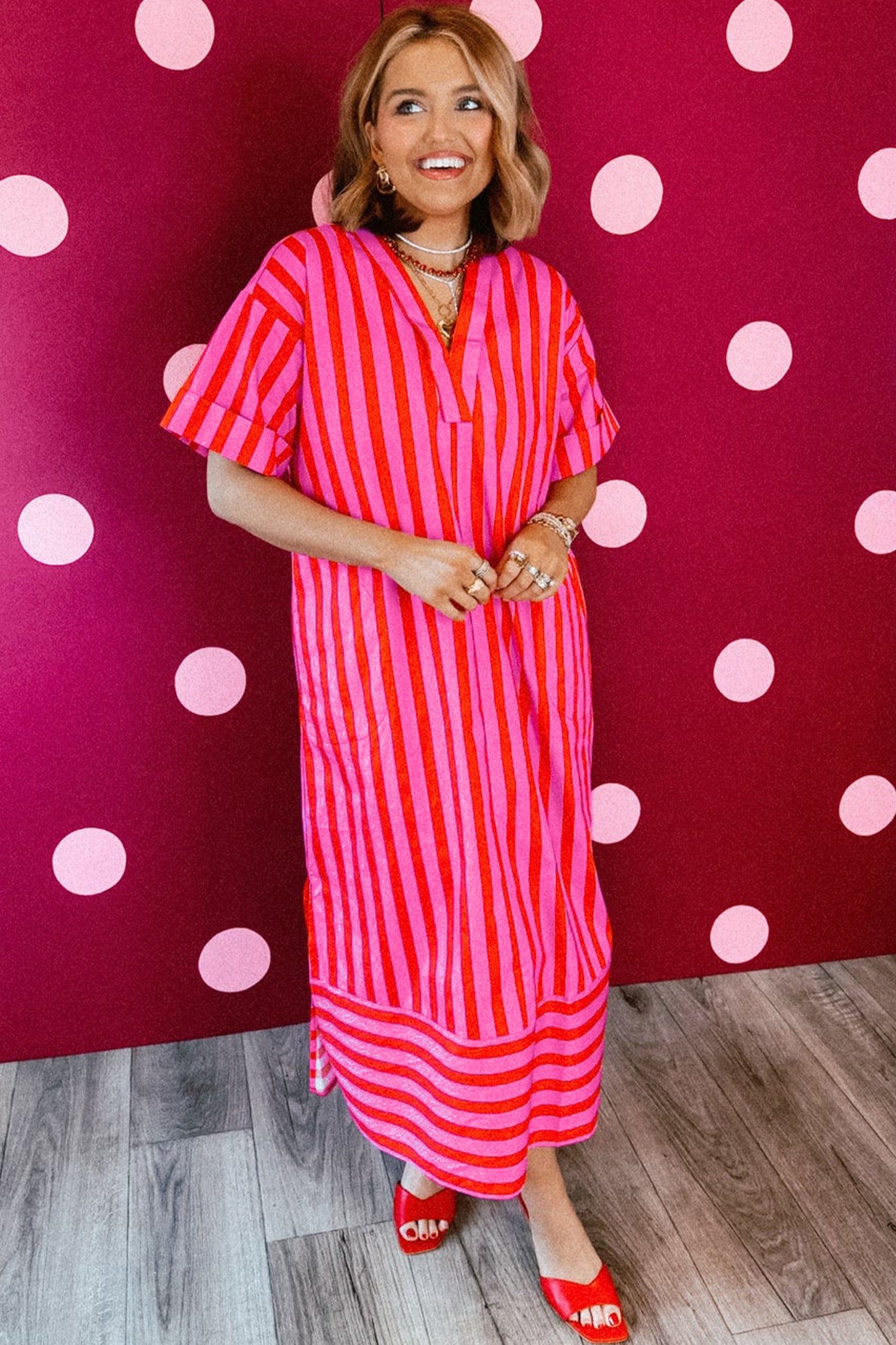 Roter Streifen mit V-Ausschnitt und Ärmel entspanntes Split-Midi-Kleid