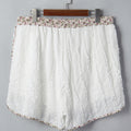 Wäiss Texturéiert Spëtzdetail Blummen-Stärpatch Zuchschnouer Casual Shorts - Foto 5