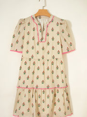 Robe courte courte à motifs floraux rayés abricot avec un détail contrasté à volants - Damesmode Afbeelding 3 - Miniatuur