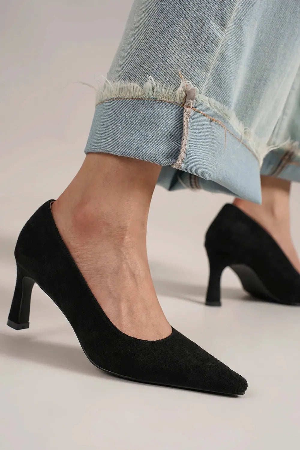 Beast Fashion Faux Suede Point Toe Pumps - Luxe Damesmode & Kleding Collectie | Redblad Nederland
