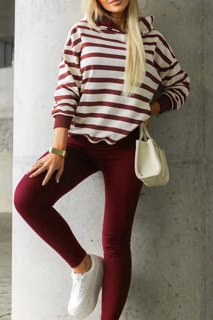 Sudadera con sudadera de rayas rojas y pantalones lisos de canaladura 2 piezas conjunto