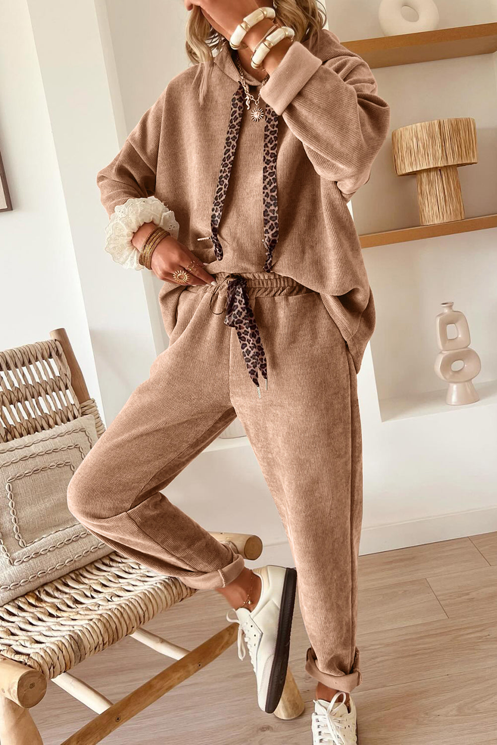 Pergamena con camicia leopardata felpa con cappuccio e pantaloni a vita alta Completo in velluto a coste