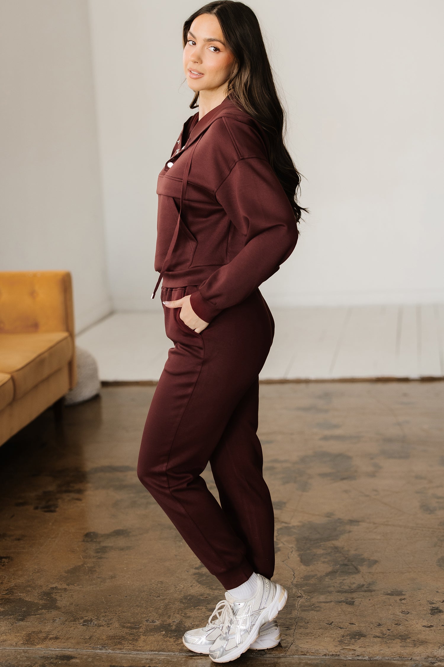 Chicory Coffee Button Kordelzug, geschnittener Hoodie Jogger 2 Stück Set