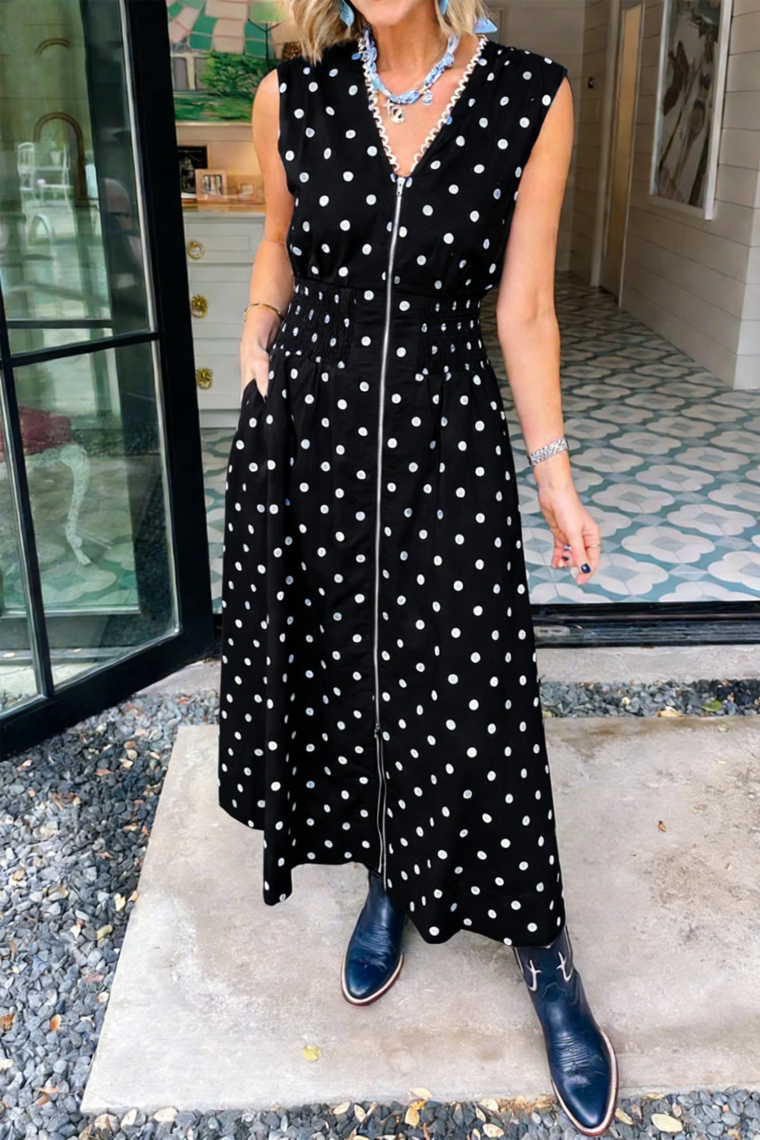 Robe sans manches à pois noire imprimée à pois contrasté, encol en V et fermeture éclair - Damesmode Afbeelding 1