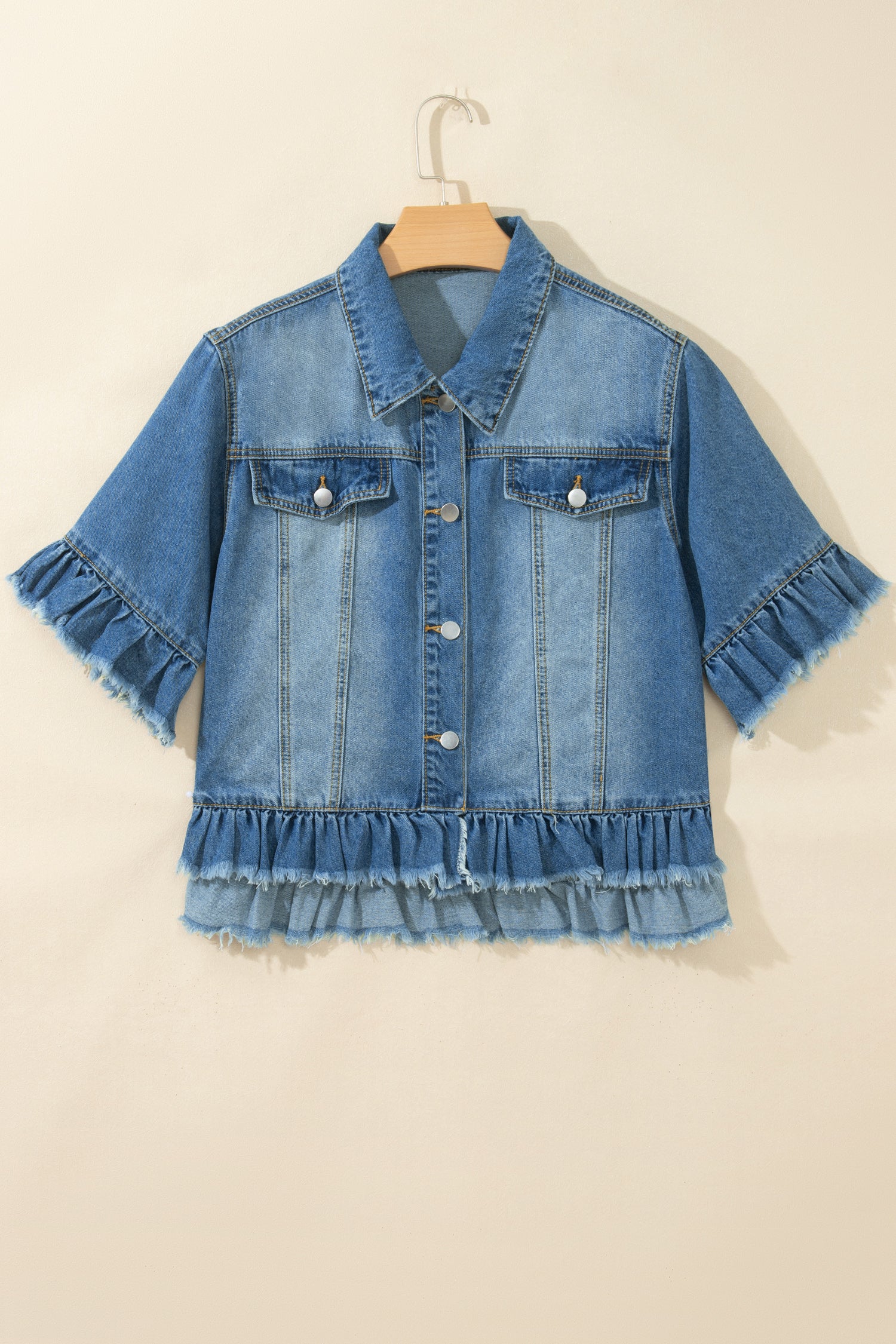 Ourlet bleu à volants avec bord brut et demi-manches en jean western, image de mode féminine 4