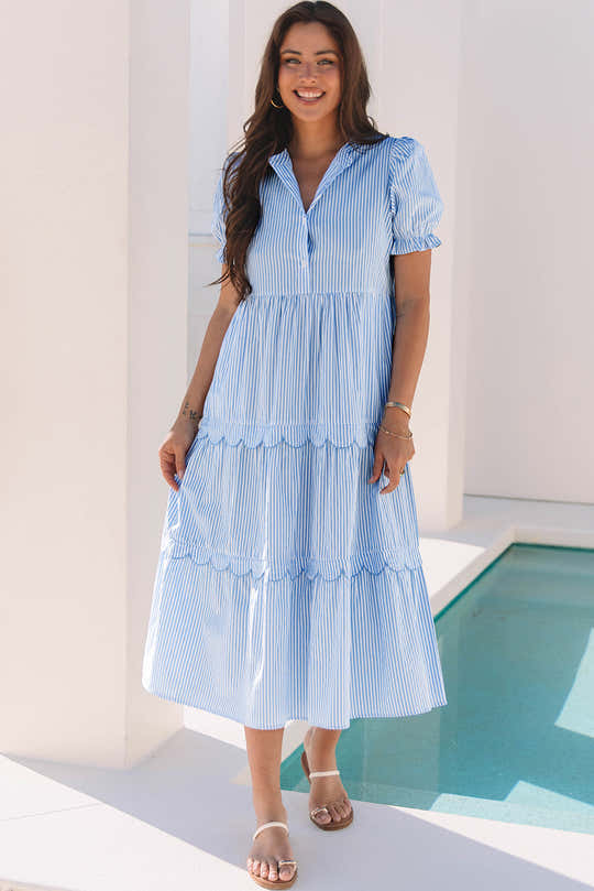 Himmelblaues Streifen-Blasen-Kurzärmel-Jakobsmuschel-Langkleid