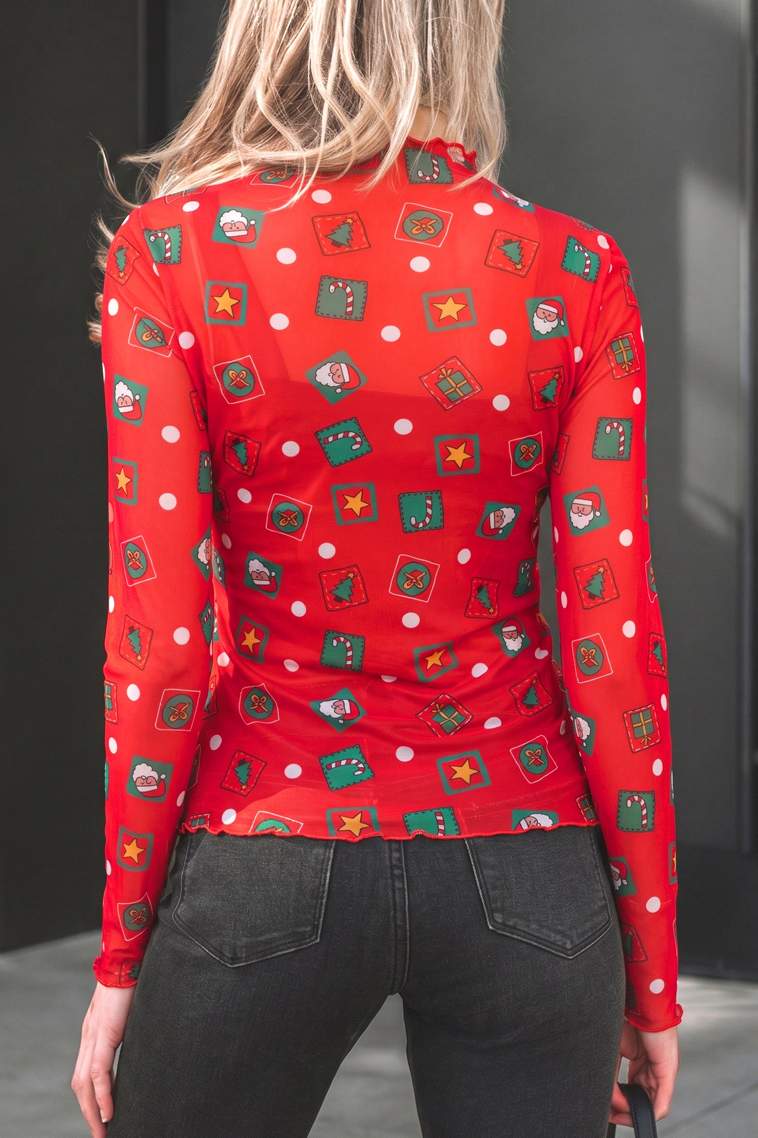 Haut à manches longues à manches transparentes imprimé Éléments de Noël rouge flamboyant