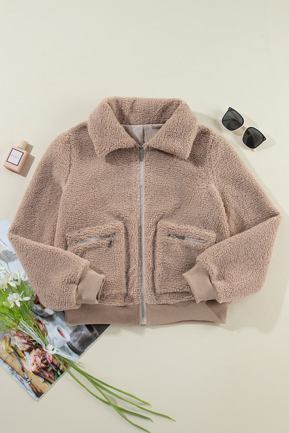 Helle französisch-beige Winterjacke mit Reißverschlusstaschen