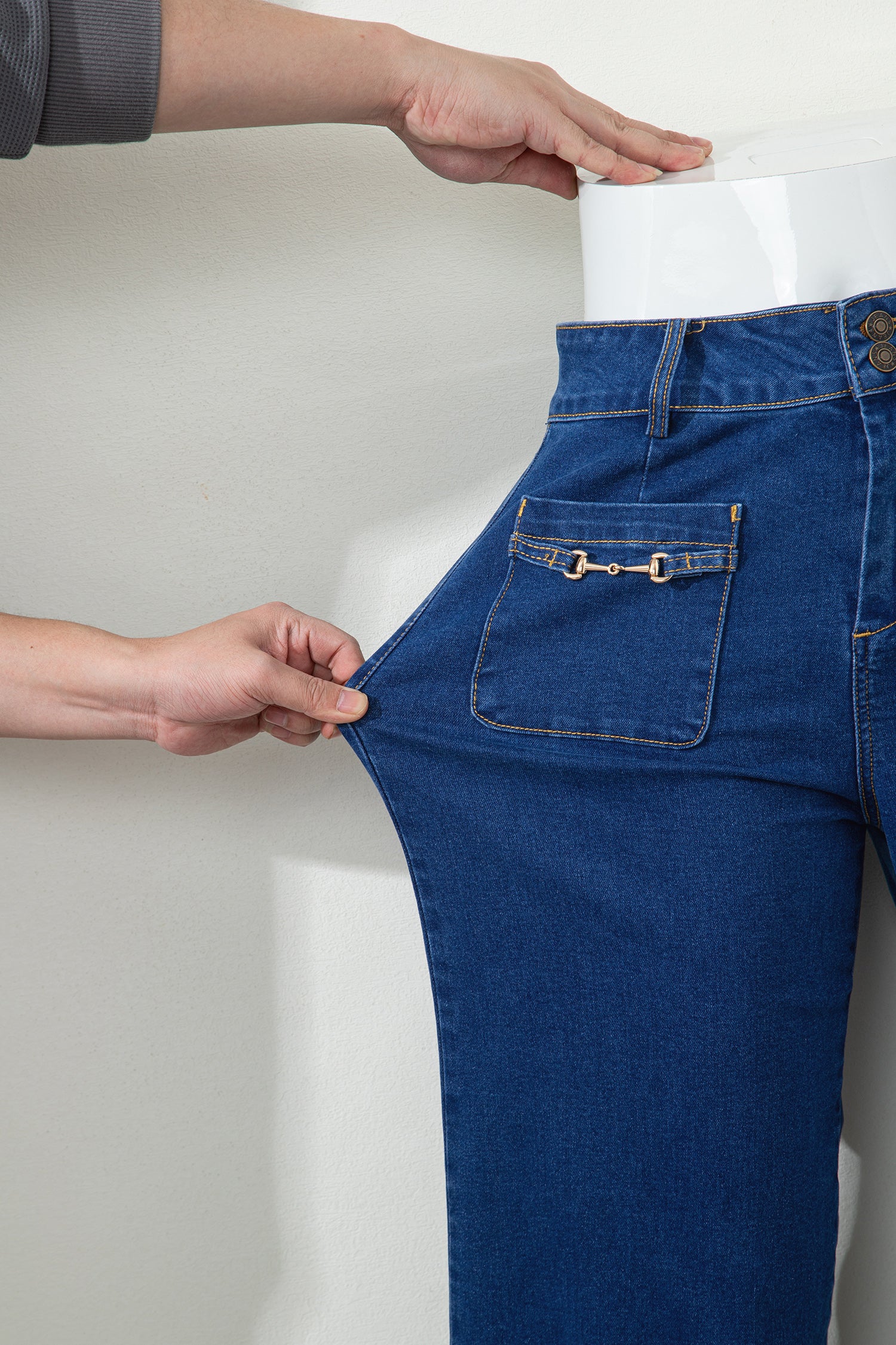 Decorazione ferramenta blu vela, tasche rattoppate, pantaloni di jeans a gamba larga