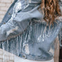 Himmelsblå paljettdekorerad frans med sliten denimjacka