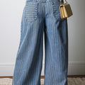 Himmelblaue Streifen mit Knopfen und Falten und Kordelzug in der Taille, legere Jeans mit weiten Beinen - Foto 2