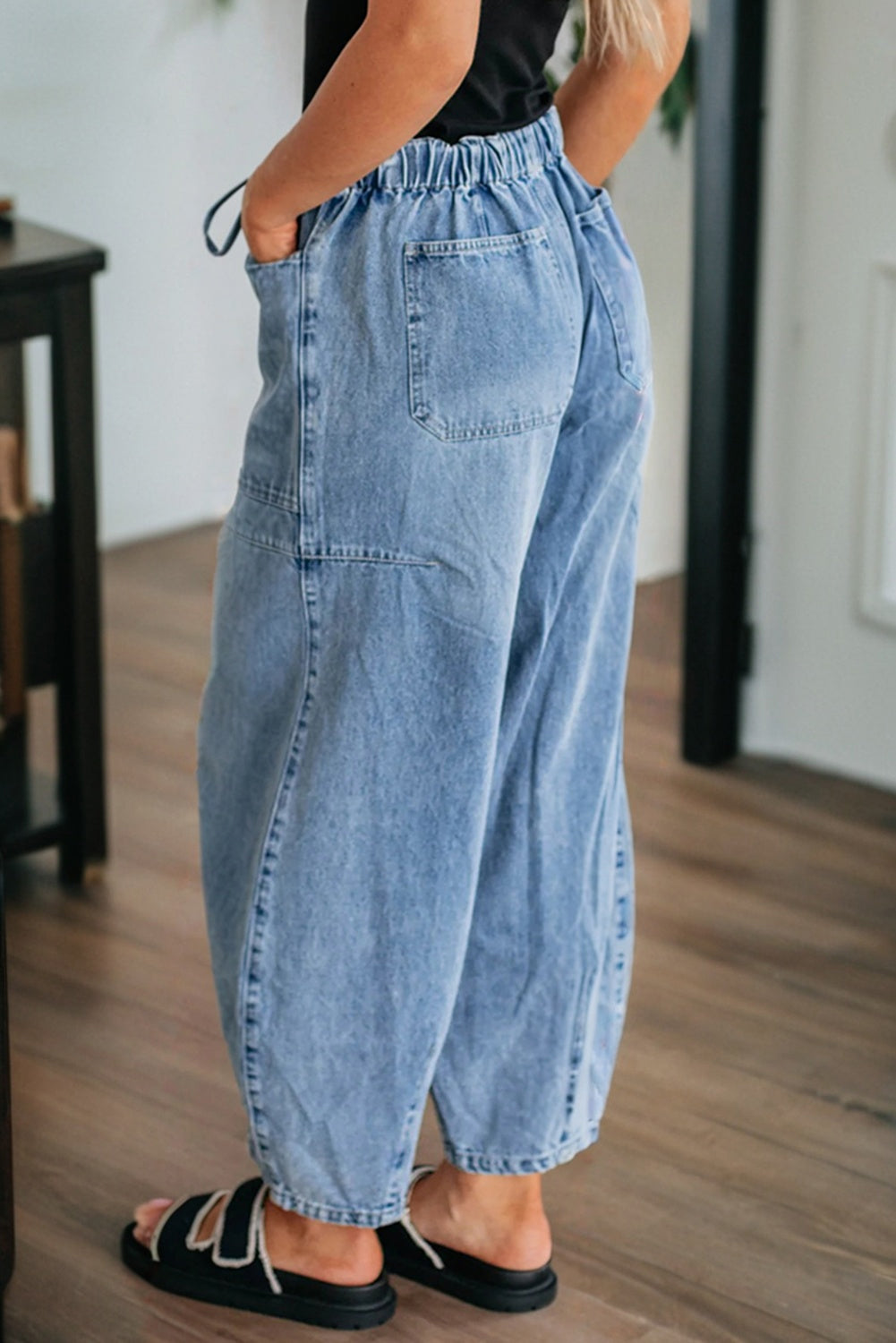 Myosotis: Große Patch-Tasche, Kordelzug, Papiertasche, Taille-Barrel-Jeans