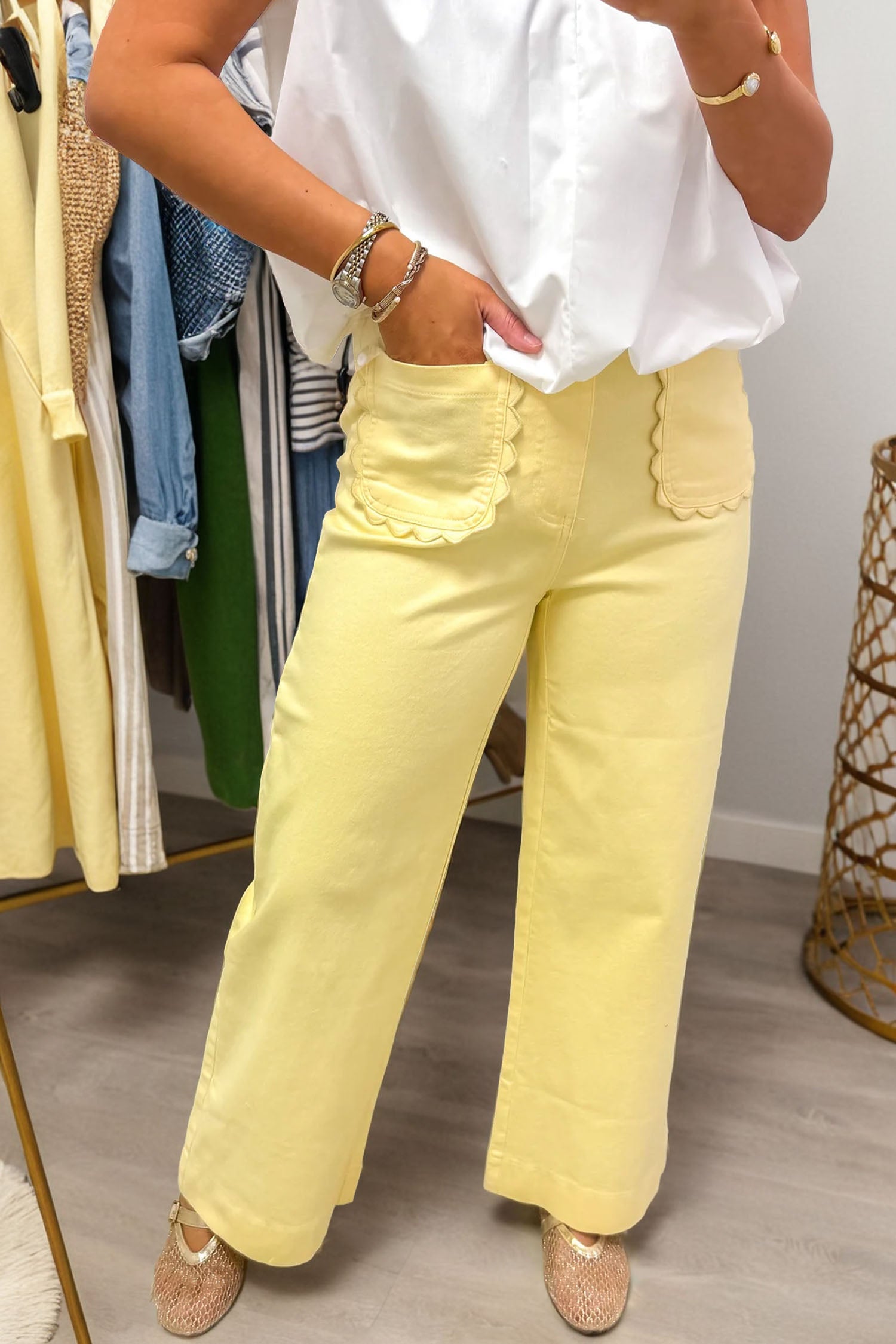 Jeans brancos de cor sólida com patch Pocket Shift