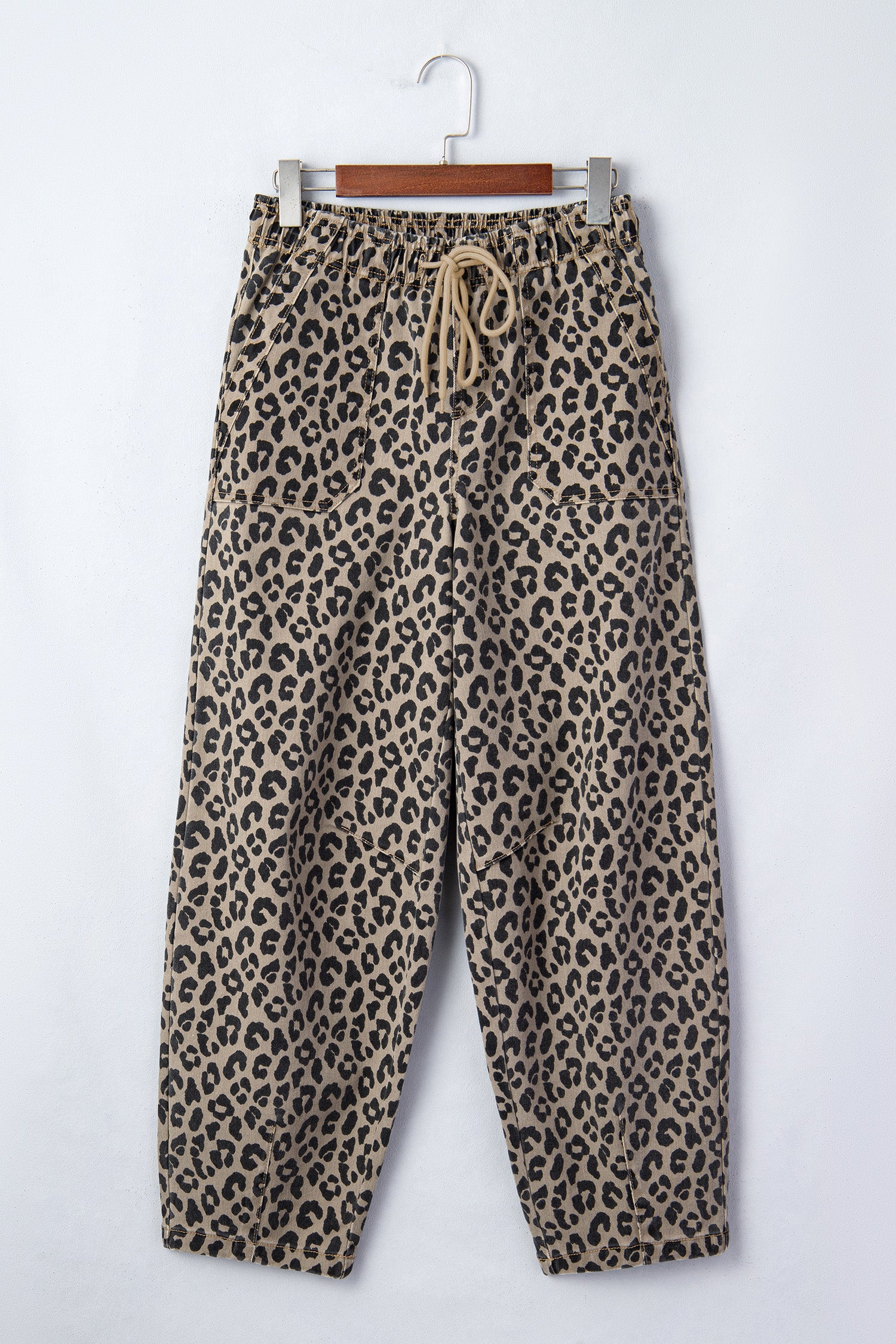 Pantaloni di jeans in denim larghi con stampa leopardata caki con camicia elastica in vita