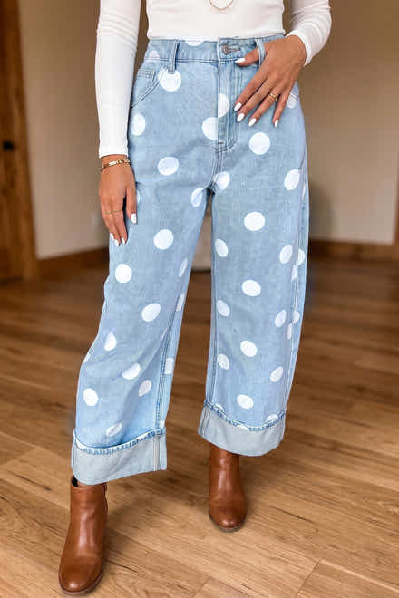 Himmelblaue Polka-Punkte, knöchellange Metall-Knopf-Casual-Jeans