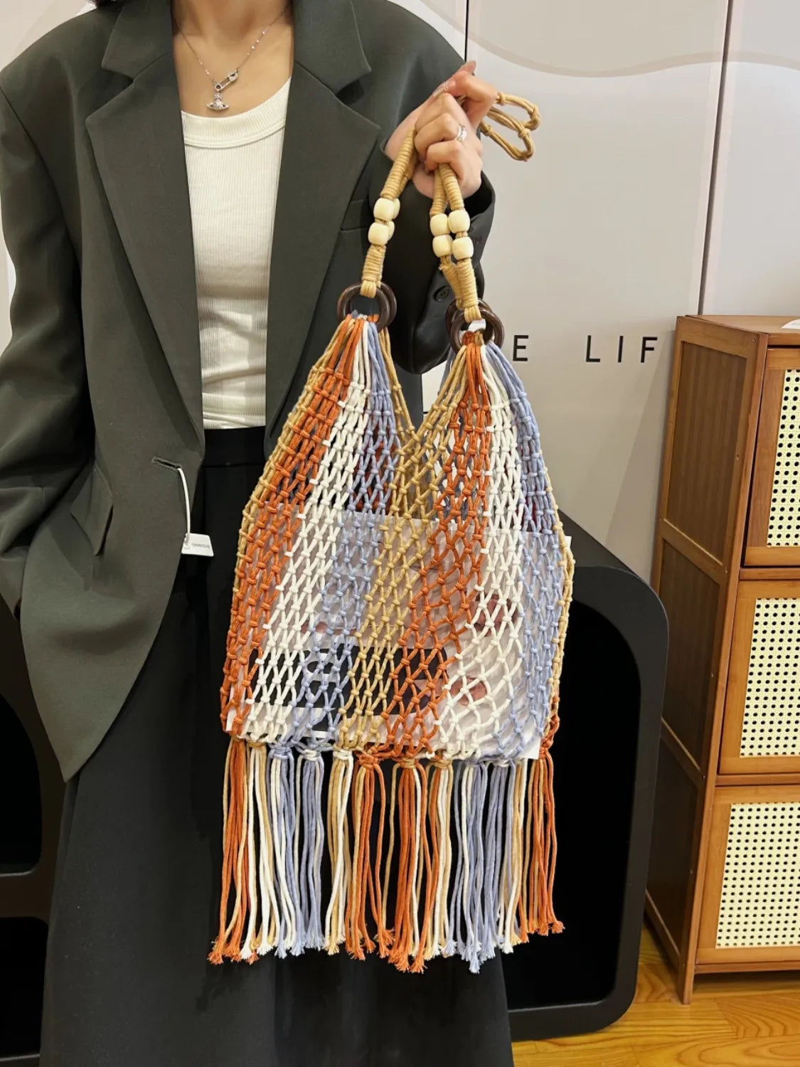 Woven Fringe Shoulder Bag with Wooden Handle - Exklusive Damenmode & Kleidung Kollektion | Redblad Deutschland